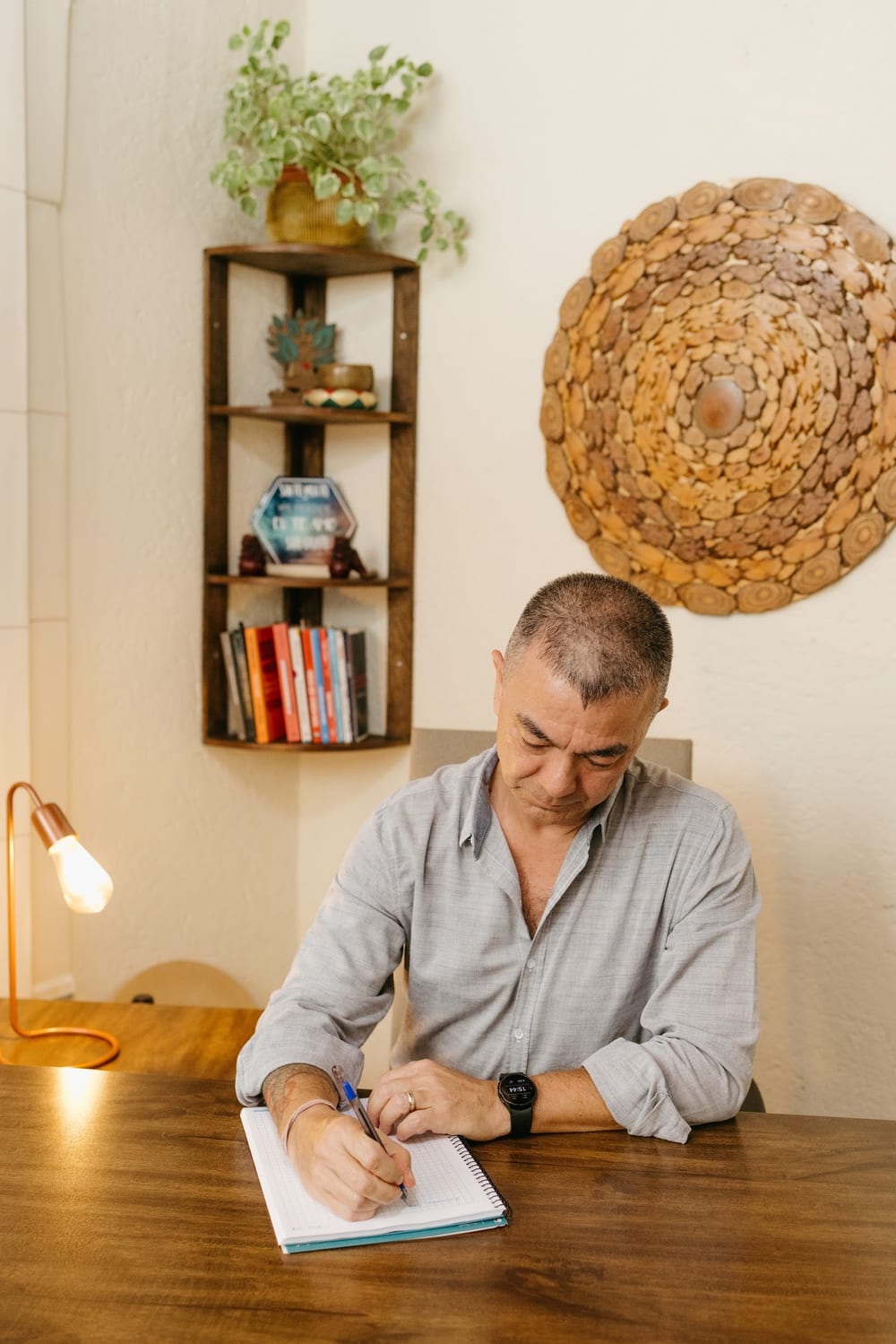 Alex Possato escrevendo no caderno em seu consultório